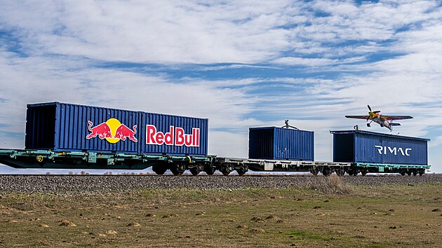 Italský pilot Dario Costa uskutečnil první přistání a vzlet z jedoucího nákladního vlaku v Afyonkarahisaru v Turecku. 15. února 2026