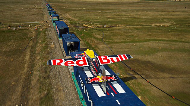 Italský pilot Dario Costa uskutečnil první přistání a vzlet z jedoucího nákladního vlaku v Afyonkarahisaru v Turecku. 15. února 2026