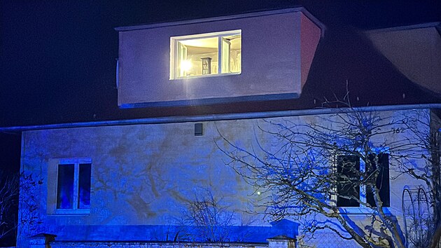 Hasiči a policisté zasahovali u požáru v Ondřejově u Prahy. Jeden člověk požár nepřežil. (12. února 2026)