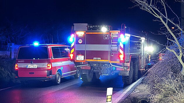 Hasiči a policisté zasahovali u požáru v Ondřejově u Prahy. Jeden člověk požár nepřežil. (12. února 2026)