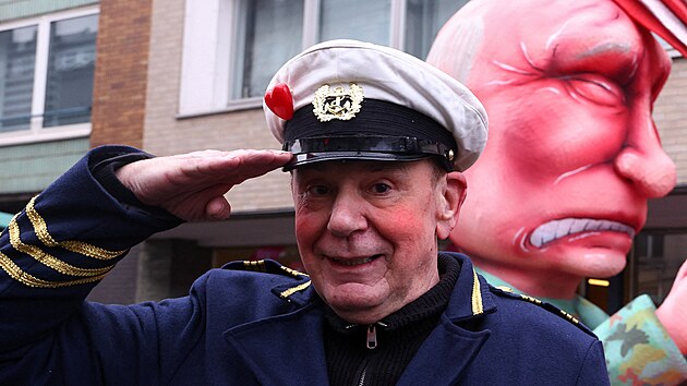 Zvláštní pozornost je letos upřená na díla stavitele alegorických vozů Tillyho, který v Rusku čelí obžalobě kvůli dřívějšímu zpodobnění ruského prezidenta Vladmira Putina. Dvaašedesátiletý Tilly si přesto šéfa Kremlu vzal i letos na paškál. (16. února 2026)