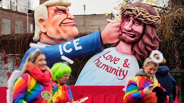 V Düsseldorfu byl na jednom z nich americký prezident Donald Trump s nápisem...