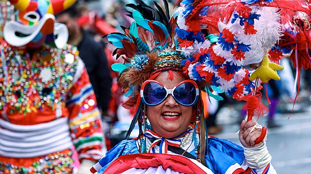 Účastnice karnevalu pózuje fotografům během tradičního karnevalového průvodu v německém Düsseldorfu. (16. února 2026)