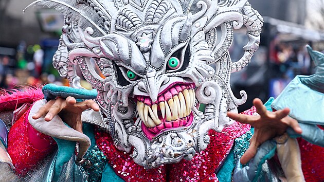 Účastník karnevalu pózuje fotografům během tradičního karnevalového průvodu v německém Düsseldorfu. (16. února 2026)