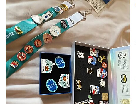 Kolekce odznáčků, které Nicholas Novák, dostal v olympijském areálu.