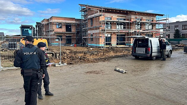 Policie zasahovala v obci Chlebičov na Opavsku, kde dělníci při výkopových pracích nalezli leteckou pumu FAB 50. Z preventivních důvodů ve spolupráci s hasiči evakuovali 37 lidí přilehlých rodinných domů a uzavřeli část ulic Větrná a Vrchní. (12. únor 2026)