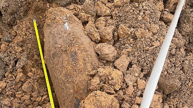 Policie zasahovala v obci Chlebičov na Opavsku, kde dělníci při výkopových pracích nalezli leteckou pumu FAB 50. Z preventivních důvodů ve spolupráci s hasiči evakuovali 37 lidí přilehlých rodinných domů a uzavřeli část ulic Větrná a Vrchní. (12. únor 2026)