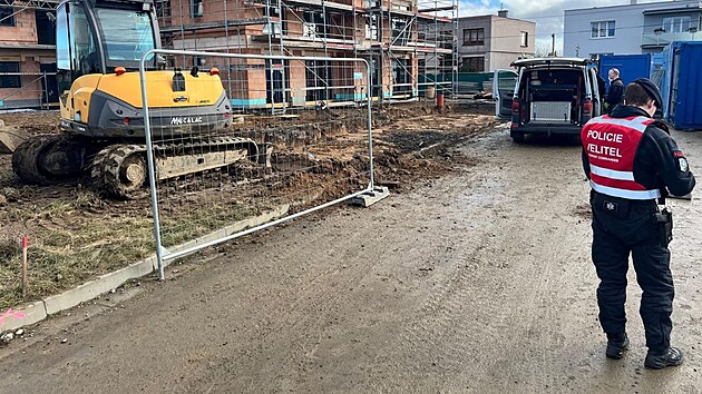 Policie zasahovala v obci Chlebičov na Opavsku, kde dělníci při výkopových pracích nalezli leteckou pumu FAB 50. Z preventivních důvodů ve spolupráci s hasiči evakuovali 37 lidí přilehlých rodinných domů a uzavřeli část ulic Větrná a Vrchní. (12. únor 2026)