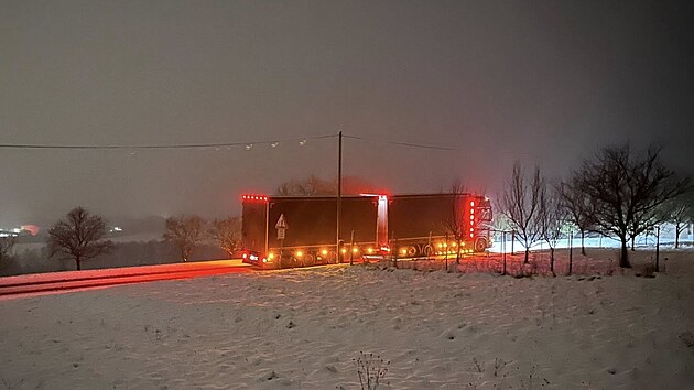 Silničáři museli uzavřít na neurčitou dobu neudržovanou cestu mezi Vizovicemi a Loučku kvůli uvázlým vozům. Řidič kamionu sviští nahoru do kopce a ještě netuší, co ho čeká. (únor 2026)