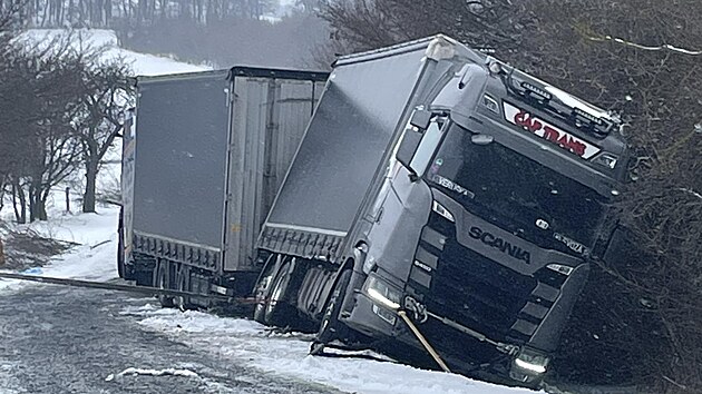 Silničáři museli uzavřít na neurčitou dobu neudržovanou cestu mezi Vizovicemi a Loučku kvůli uvázlým vozům. (únor 2026)