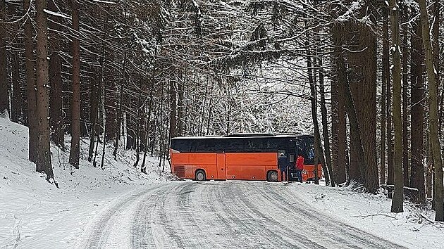 Silničáři museli uzavřít na neurčitou dobu neudržovanou cestu mezi Vizovicemi a Loučku kvůli uvázlým vozům. (únor 2026)