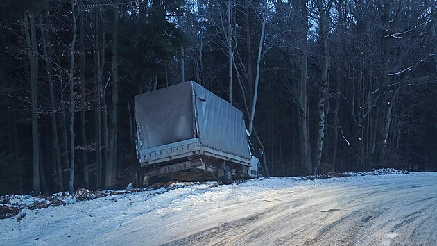 Silničáři museli uzavřít na neurčitou dobu neudržovanou cestu mezi Vizovicemi a Loučku kvůli uvázlým vozům. (únor 2026)