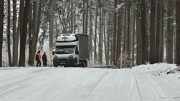Silničáři museli uzavřít na neurčitou dobu neudržovanou cestu mezi Vizovicemi a Loučku kvůli uvázlým vozům. (únor 2026)