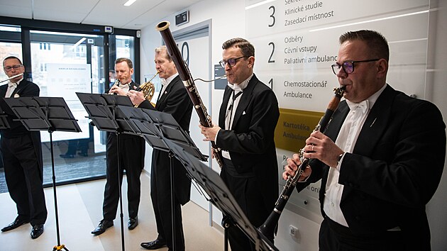 Slavostní otevření pavilonu P4, který bude olomoucké nemocnici sloužit jako ambulatní pavilon Onkologické kliniky, ozvláštnili i hudebníci.