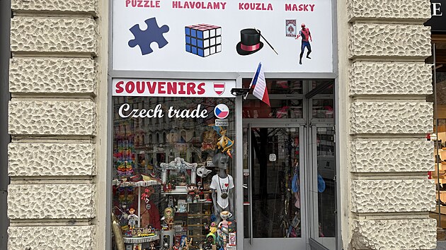 Krámek s žertovnými předměty má skvělé umístění v samotném srdci Brna. Proti asijským eshopům ale nemůže cenově obstát.(12. února 2026)