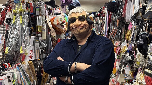 Krámek s žertovnými předměty, suvenýry a maskami má skvělé umístění v samotném srdci Brna. Proti asijským eshopům ale nemůže podle majitele Aliose Gregora cenově obstát.(12. února 2026)