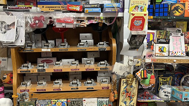 Krámek s žertovnými předměty, suvenýry a maskami má skvělé umístění v samotném srdci Brna. Proti asijským eshopům ale nemůže podle majitele Aliose Gregora cenově obstát.(12. února 2026)