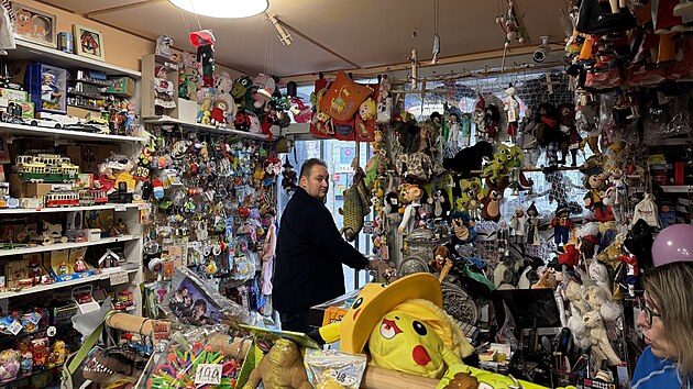 Krámek s žertovnými předměty, suvenýry a maskami má skvělé umístění v samotném srdci Brna. Proti asijským eshopům ale nemůže podle majitele Aliose Gregora cenově obstát.(12. února 2026)