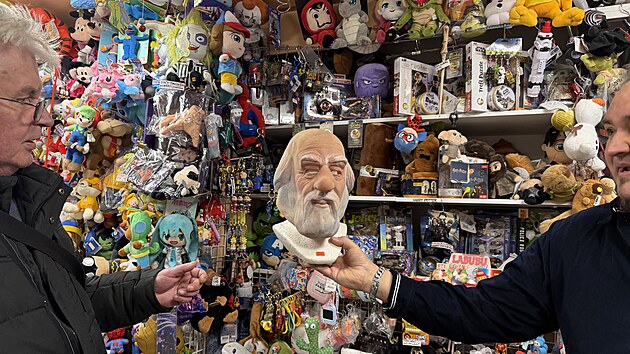 Krámek s žertovnými předměty, suvenýry a maskami má skvělé umístění v samotném srdci Brna. Proti asijským eshopům ale nemůže podle majitele Aliose Gregora cenově obstát.(12. února 2026)