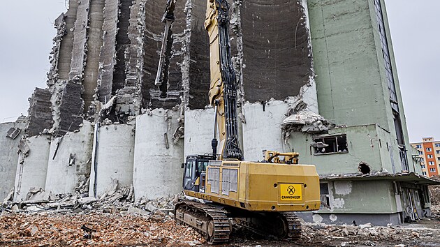 Ikonické obilné silo za nádražím ve Vyškově jde k zemi. Areál zemědělského podniku Lukrom tak definitivně ustoupí moderní bytové výstavbě. (12. února 2026)