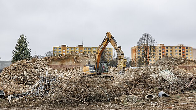 Ikonické obilné silo za nádražím ve Vyškově jde k zemi. Areál zemědělského podniku Lukrom tak definitivně ustoupí moderní bytové výstavbě. (12. února 2026)