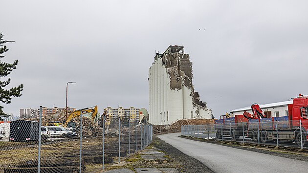 Ikonické obilné silo za nádražím ve Vyškově jde k zemi. Areál zemědělského podniku Lukrom tak definitivně ustoupí moderní bytové výstavbě. (12. února 2026)