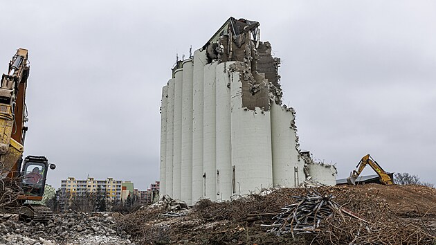 Ikonické obilné silo za nádražím ve Vyškově jde k zemi. Areál zemědělského podniku Lukrom tak definitivně ustoupí moderní bytové výstavbě. (12. února 2026)