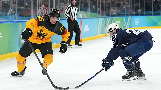 Němec Frederik Tiffels (95) a Francouz Jules Boscq (27) v akci