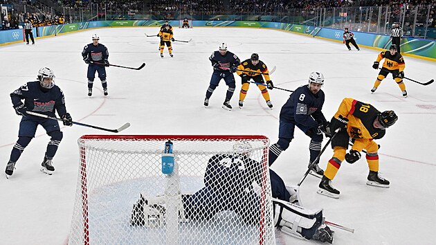 Němec Tim Stutzle (18) se pokouší překonat brankáře Francie. (17. února 2026)