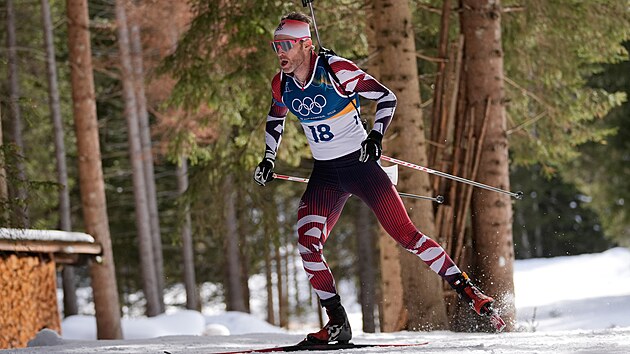 Simon Eder z Rakouska během sprintu na 10 kilometrů v biatlonu. (13. února 2026)