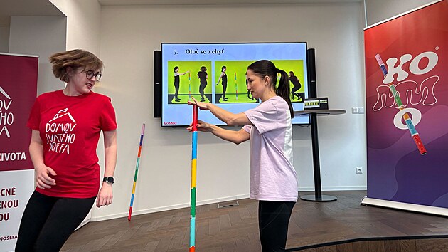 Odborníci představili novou cvičební pomůcku tyč KOMMO, která dokáže propojit mozek a tělo s využitím principů neurorehabilitace. (11. února 2026)