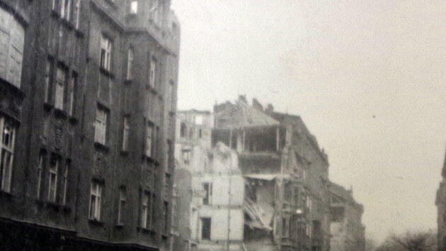 Následky bombardování 14. února v Praze na Vinohradech.