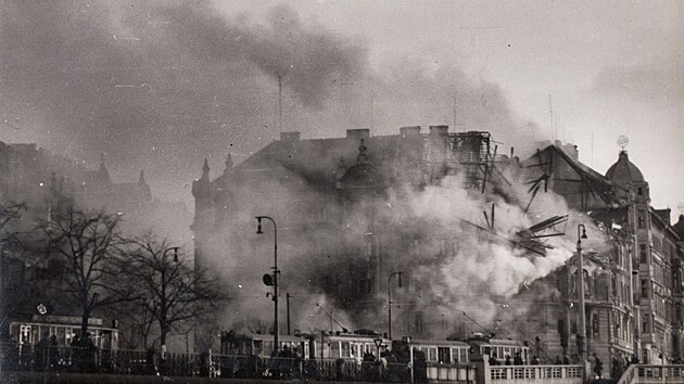 Rašínovo nábřeží v Praze po náletu 14. února.