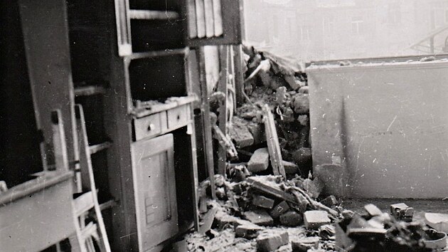 Zničený byt rodiny Poláškových po bombardování Prahy.