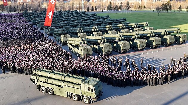 Severokorejský vůdce Kim Čong-un na slavnostním předání raketometů ráže 600 mm devátému sjezdu Korejské strany práce v Pchjongjangu. (19. února 2025)