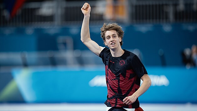 Metoděj Jílek oslavuje olympijské vítězství v rychlobruslení na 10 000 metrů. (13. února 2026)