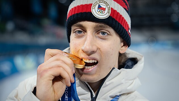 Vítězný rychlobruslař na 10 000 metrů Metoděj Jílek se zlatou medailí (13. února 2026)