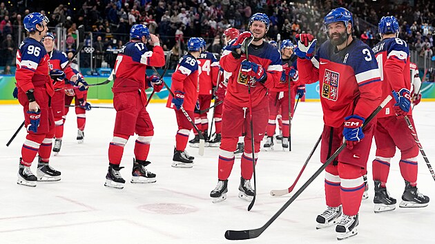 Čeští hokejisté děkují fanouškům po osmifinálovém vítězství nad Dánskem.