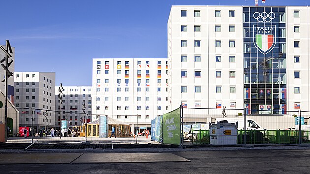 Projekt olympijské vesnice představuje významný krok vpřed v oblasti udržitelnosti, a to díky prvkům, jako jsou ekologičtější procesy, fotovoltaické panely a prefabrikované budovy. (29. ledna 2026)