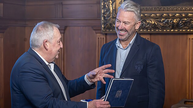Petr Nedvěd (vpravo) převzal Medaili města Liberec z rukou primátora Jaroslava Zámečníka. (10. února 2026)