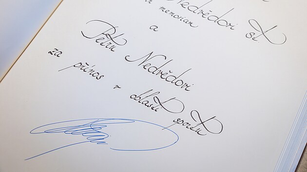 Petr Nedvěd převzal Medaili města Liberec z rukou primátora Jaroslava Zámečníka. (10. února 2026)