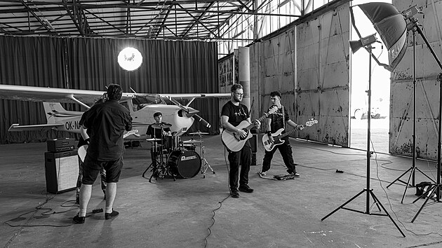 Pop-rocková kapela Lithium vydala nový singl s názvem Nouzové Přistání. Doprovází ho videoklip, který kapela natáčela v místech spojených s leteckým provozem.