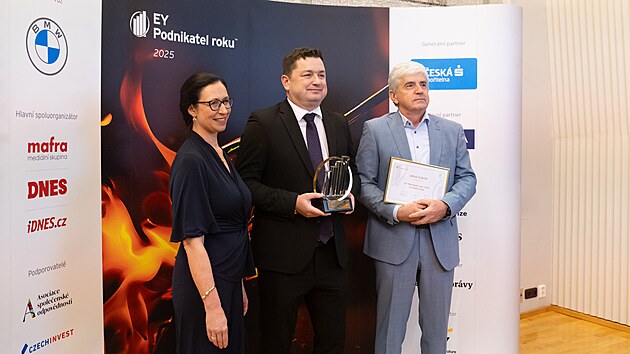 Titul EY Podnikatel roku 2025 Zlínského kraje převzal Jakub Gabrie (uprostřed)l, generální ředitel rodinné společnosti Ray Service ze Starého Města. Vlevo je vedoucí partnerka EY ČR Martina Kneiflová, vpravo zakladatel firmy Petr Gabriel. (únor 2026)