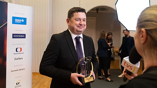 Titul EY Podnikatel roku 2025 Zlínského kraje převzal Jakub Gabriel (vlevo), generální ředitel rodinné společnosti Ray Service ze Starého Města. Vedle je zakladatel firmy Petr Gabriel. (únor 2026)