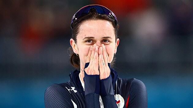 Dojatá Martina Sáblíková po odjetém závodě na 5000 metrů. (12. února 2026)