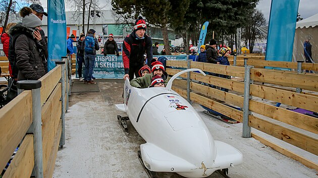 Na olympijsk&eacute;m festivalu v Česk&yacute;ch Budějovic&iacute;ch si mohou n&aacute;v&scaron;těvn&iacute;ci vyzkou&scaron;et j&iacute;zdu v bobu.