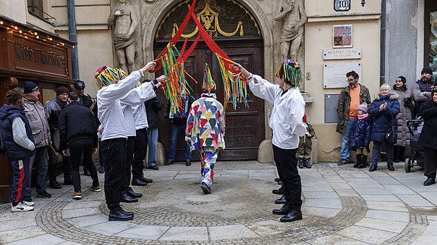 Masopustní průvod plný krojovaných účastníků i rozličných masek prošel také Znojmem. (10. února 2026)