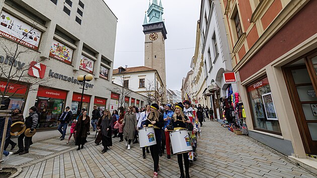 Masopustní průvod plný krojovaných účastníků i rozličných masek prošel také Znojmem. (10. února 2026)