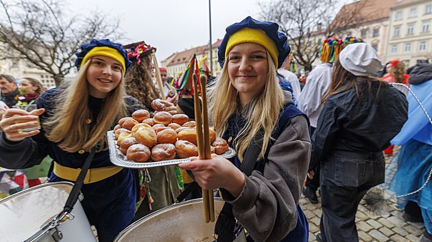 Masopustní průvod plný krojovaných účastníků i rozličných masek prošel také Znojmem. (10. února 2026)