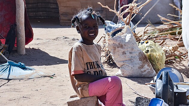 Vysídlené súdánské rodiny našly útočiště v nově zřízeném táboře Al-Afadh poté, co uprchly z Fašíru a dalších konfliktních zón v severním Dárfúru po převzetí města Rychlými podpůrnými silami (RSF). (14. ledna 2026)